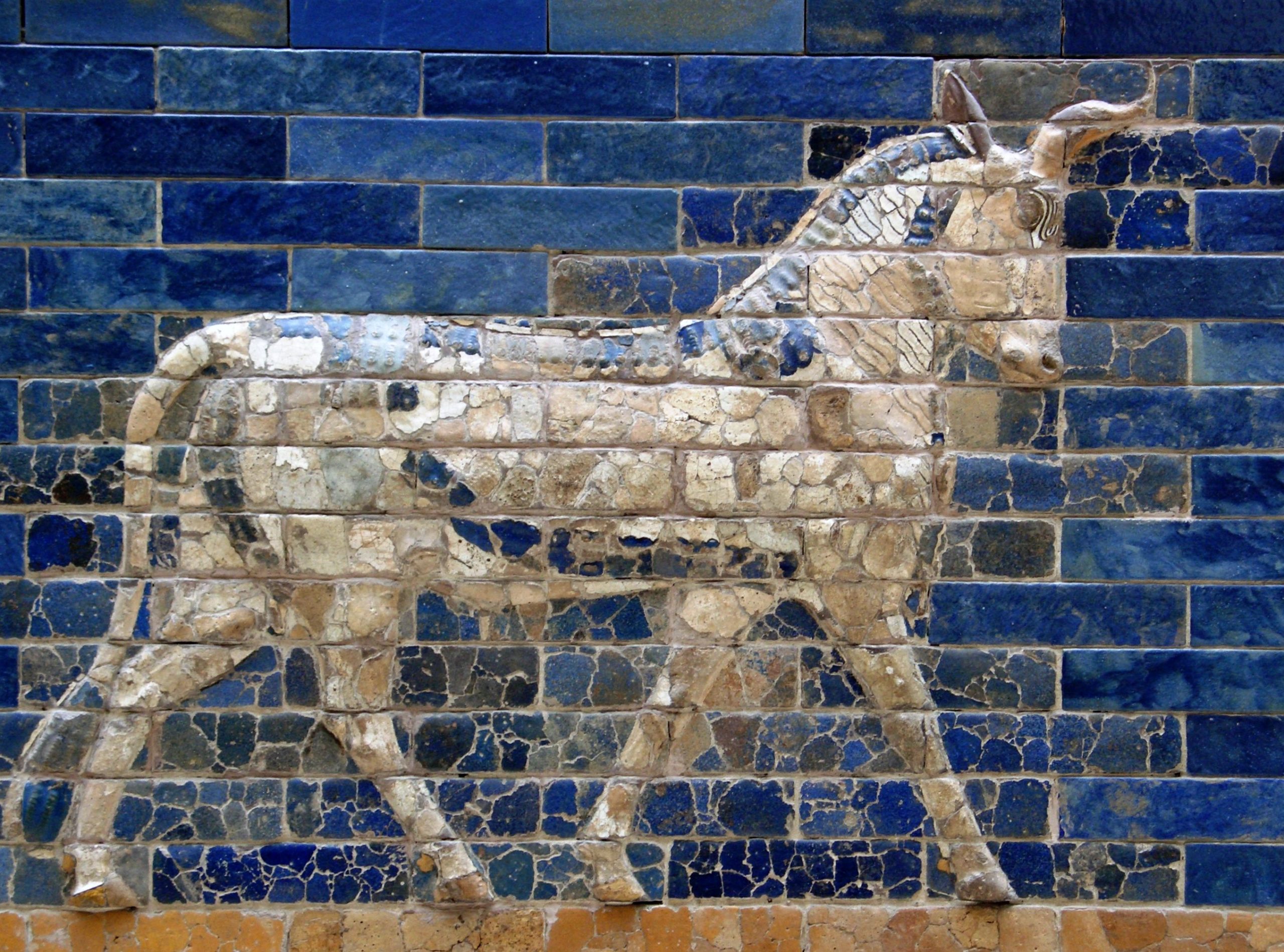 Darstellung eines Auerochsen auf Babylons Ischtar-Tor (6. Jahrhundert v. Chr.), heute im Pergamonmuseum, Berlin. Die Darstellung im Profil zeigt nur ein einziges Horn.